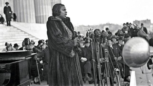 Marian Anderson'ın siyah olduğu için şarkı söylemesinin yasaklanması ve olaya karşı çıkmak için Eleanor Roosevelt'in konser düzenlemesi.