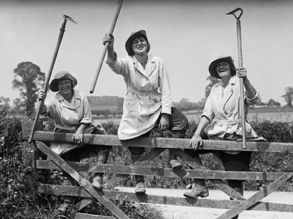 Polonya'da kadın oldukları için çalışmasına izin verilmeyen kadınların eşitlik mücadelesinden sonra çalışmaya hak kazanmalarının mutluluğu.