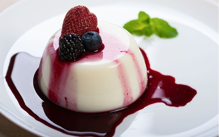 Böğürtlen soslu panna cotta