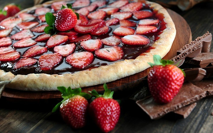 Bitter çikolatalı, çilekli pizza