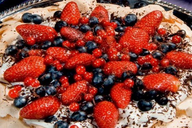 Orman meyveli pavlova