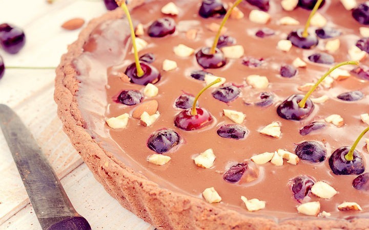 Sütlü çikolatalı, kirazlı tart