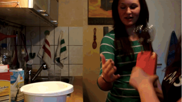 Sönmeyen ve kabarık saçların sırrının mikserden geçtiğini keşfeden zeki kızımız...