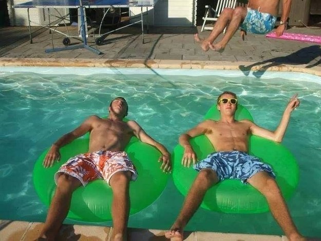 Güneşin tadını çıkarmak isteyenlerin huzurunu bozan mavi şortlu ve altın saatli abimiz