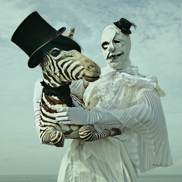 11. Beyazlar içerisinde maske ve elindeki zebra maskesi…