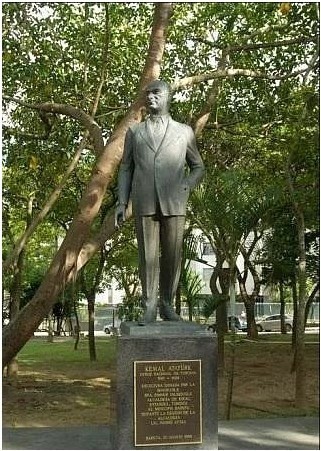 Venezuela Caracas Atatürk Heykeli