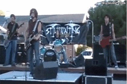 Bir anda gitardan soğuyan, sonra da fazla tepki verip üzülen bu asi gitarcı