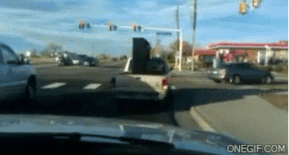 Piyanoyu ıssız bir yerde aşağı atarım diye düşünen bu kişi