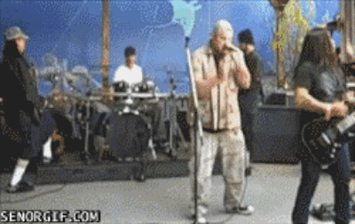 Bir gitar spini atacağım diye gruptan birinden vazgeçen bu gitarist