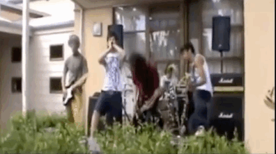 “Oynayamam yerim dar” adlı grubun, bu durumu yediremeyen üyesi