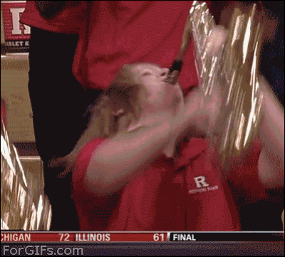 Belki başım dönüp bayılırım umuduyla çılgınca enstrümanına sarılan bu kadın