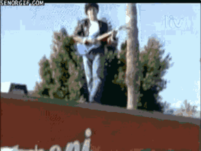 Olmadık yerlerde gitar çalmaya çalışan bu genç