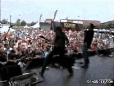 Sahnede duramayan bu solist