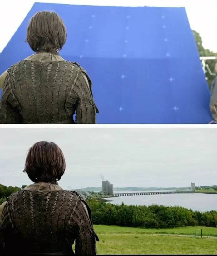 Şovalye uzaklardan şatoyu ve köprüyü seyrediyor.