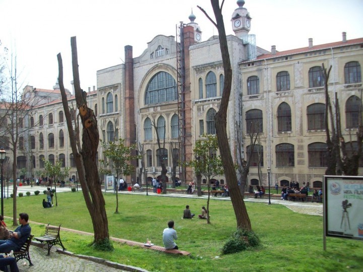 En İyi Kampüsü Olan Devlet Üniversitesi Hukuk Fakültesi