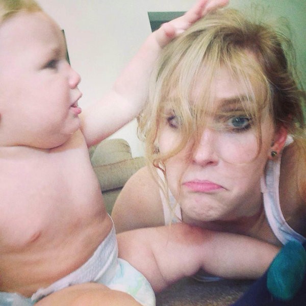 "Bir oda dolusu oyuncağı var ama tek istediği saçımı çekmek"