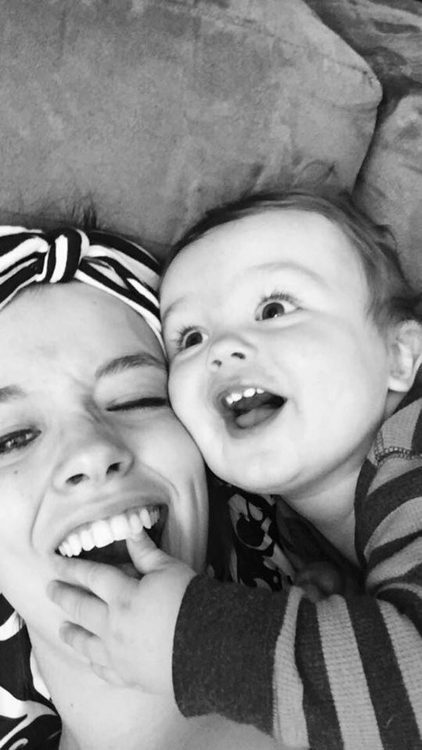 "Kişisel alan yok, zaman yok, parmaklar burunda ve ağızda, iki gündür duş yok, ama şu gülüşe değer"