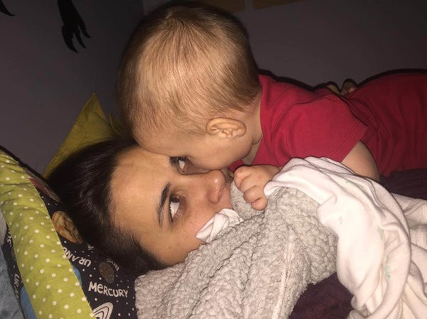 Onu uyutmaya çalışıyorum. Yüzüme olabildiğince yakın olmaya çalışıyor. Gözümün altındaki morlukları ilginç buluyor galiba