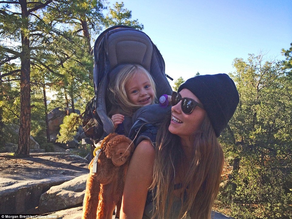 Anne kız birlikte ülkelerindeki birçok milli parkı geziyorlar