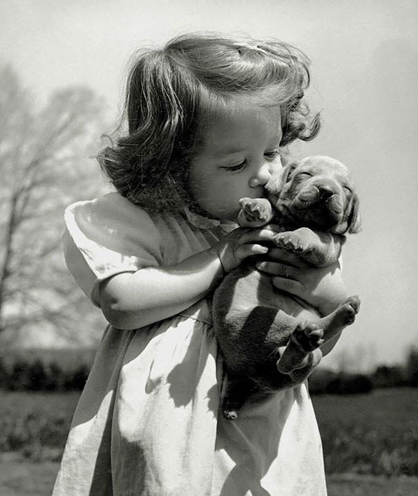 Kız yavru köpeği öperken, 1950