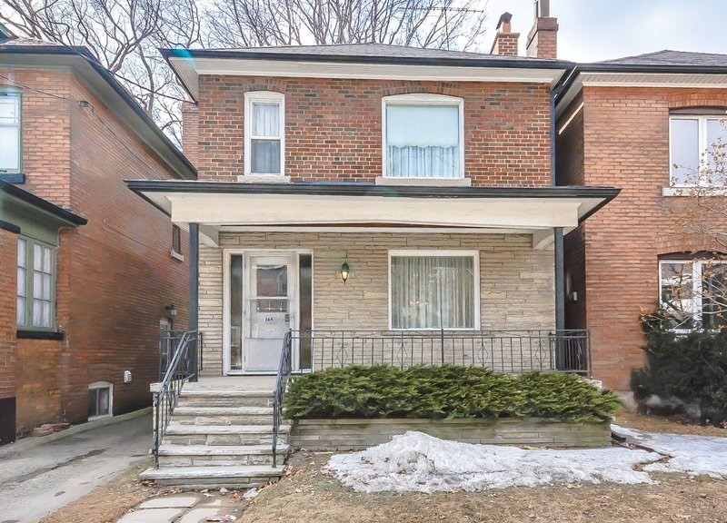 Dışarıdan bakınca sıradan bir ev görüyoruz