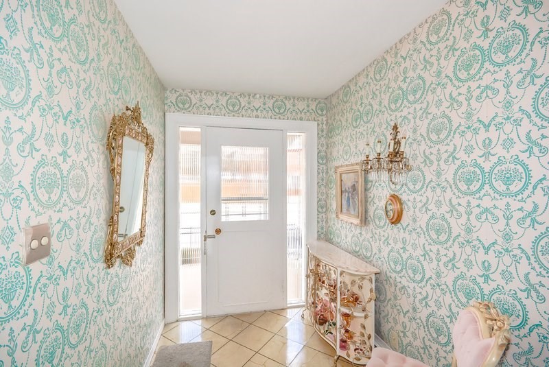 Ama içine baktığımızda işler değişiyor. Sanki bu evde zaman durmuş gibi...