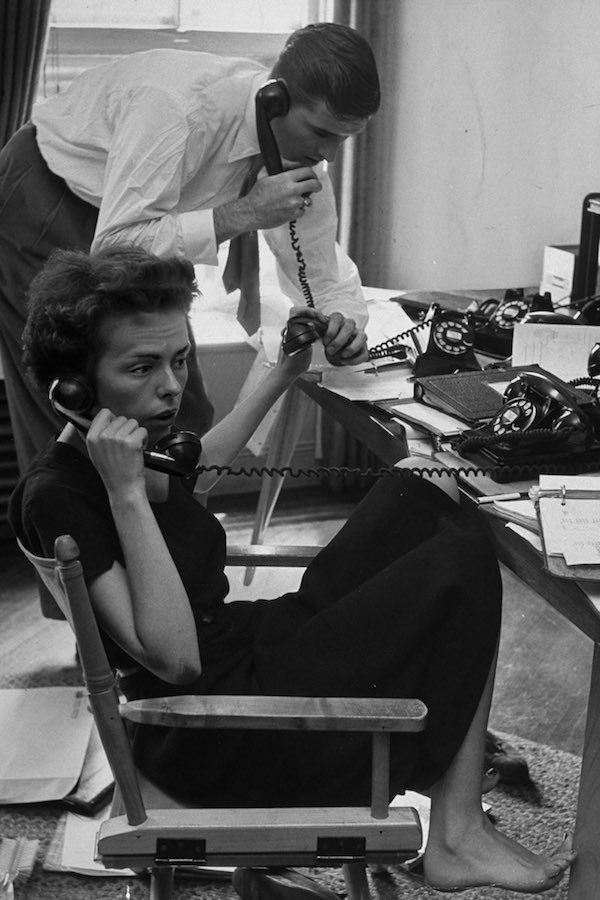 1948: Mankenlik ajansı sahibi karı koca telefondalar