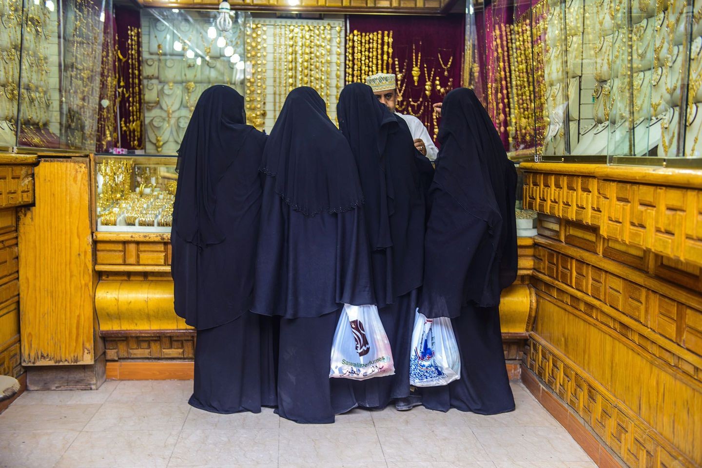 Altın çarşısında alışveriş yapan kadınlar, San'a