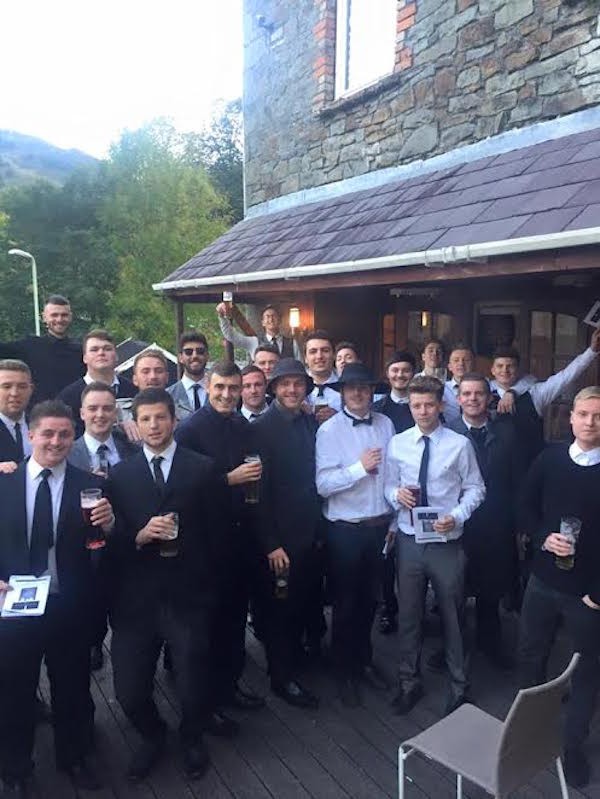 Arkadaşları Keiran'ı maç seyretmeye çağırmışlar. Geleceği tutunca da plan uygulamaya konulmuş