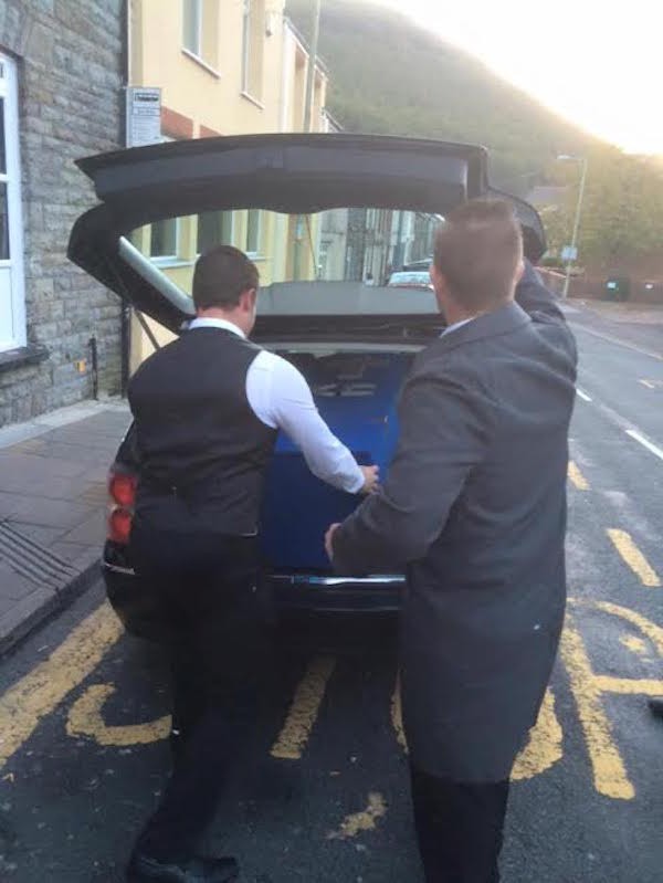 Önce bir tabut hazırlanmış