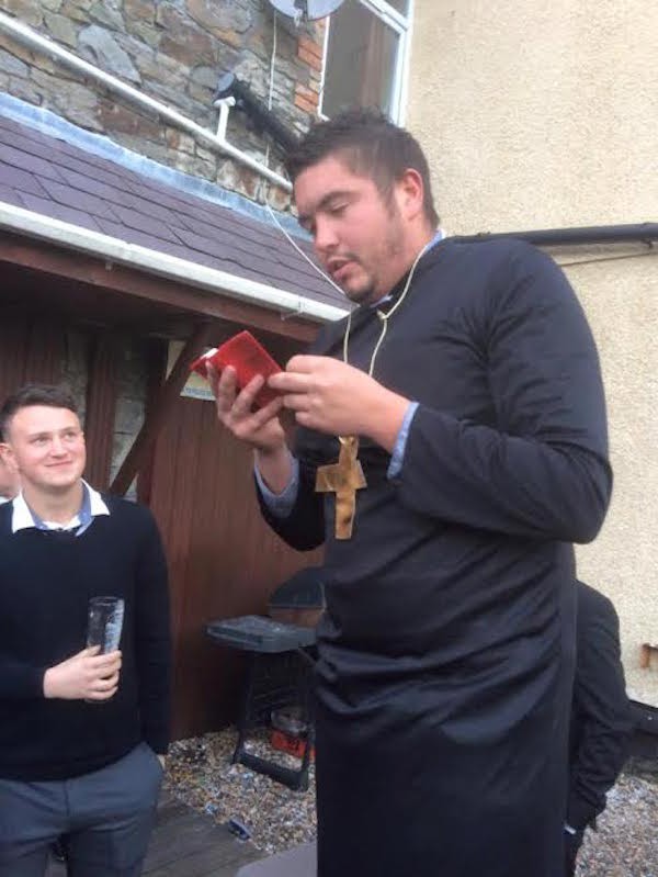 Arkadaşlardan birisi din görevlisi kılığına girmiş