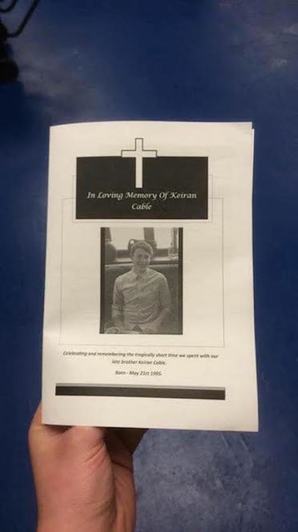 Keiran maç seyretmeye gelince kendi cenaze merasimine katıldığı anlamış