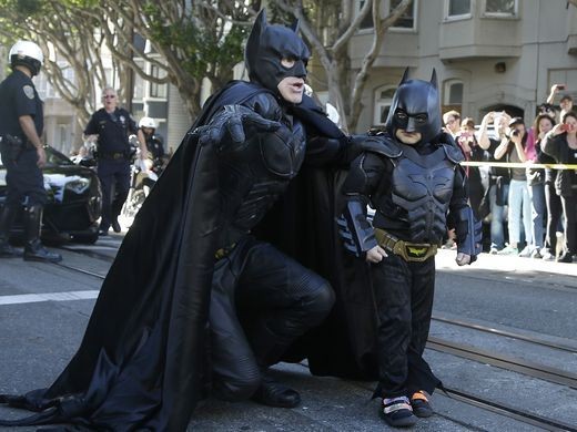 Kararlaştırılan günde Miles'a Batkid kıyafeti giydiriliyor