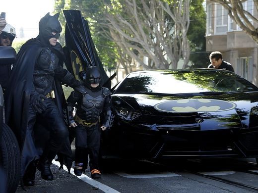 Sonra bir aktörün canlandırdığı Batman ile Batmobil'e binerek suçluların peşine düşüyorlar