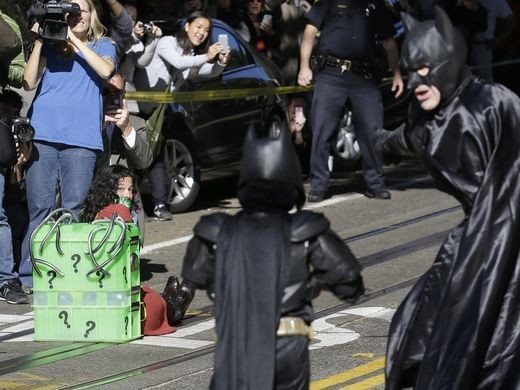 Batkid ilk önce bedenine patlayıcı bağlanmış genç kızı kurtarıyor