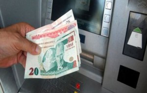 Bankamatik girişinde bulduğu parayı iade etti