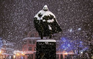 Kar yağdığında  Darth Vader'a dönüşen Polonya'daki tarihi Jakub Wejher heykeli