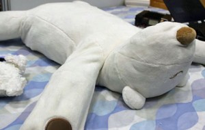 Horlama önleyici robotik kollu yastık