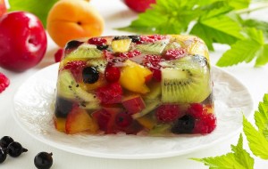 Evde Kolay Yemesi Olay Jöleli Meyve Salatası Tarifi