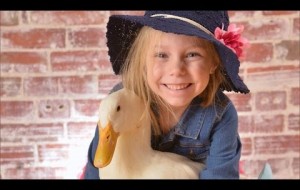 Ördeğini Yanından Ayırmayıp Ona Gözü Gibi Bakan Küçük Kız