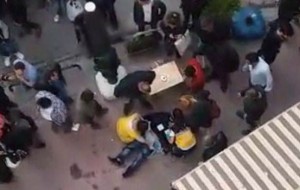 İzmit'te Öpüşen Çifti Uyardı, Bıçaklandı