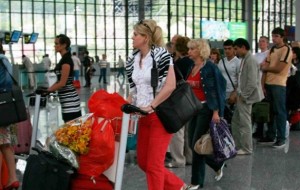 Uçakla Turist Getiren Parayı Götürüyor