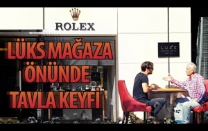 Hayrettin'in Lüks Mağaza Önünde Tavla Keyfi