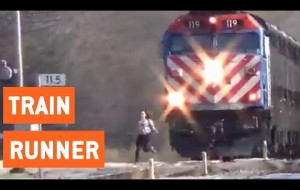 Trenin Altında Ezilmekten Son Anda Kurtuldu