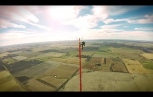 Dünyanın En Uzun Yayın Kulesine Hiç Bir Güvenlik Ekipmanı Olmadan Tırmandı