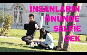İnsanların Önünde Selfie Çekmek