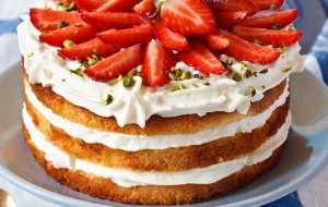 Kat Kat Kremalı Çilekli Pasta Tarifi