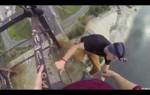 Moskova Köprüsü’nde İki Çılgın Genç