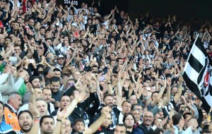 Beşiktaşlı Taraftarlar 'Türkiye Laiktir, Laik Kalacak' Sloganı Attı