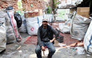 5 Dil Bilen Suriyeli Kağıt Toplayıcısı İş Adamına İş Teklifi Yağıyor